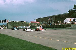 Niki Lauda leads James Hunt in 1975