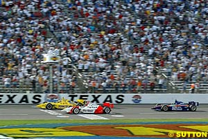 Winner and 2002 champion Sam Hornish just edges out Helio Castroneves at the chequer