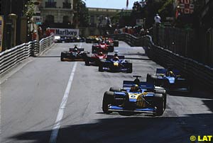 Sebastien Bourdais leads the field down to Mirabeau on lap one