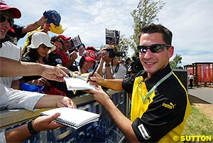 Glock signs autographs