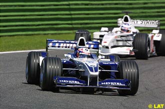 Juan Pablo Montoya, Williams, followed by Olivier Panis, BAR